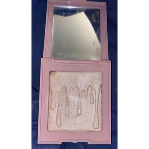 Kylie Jenner highlighter